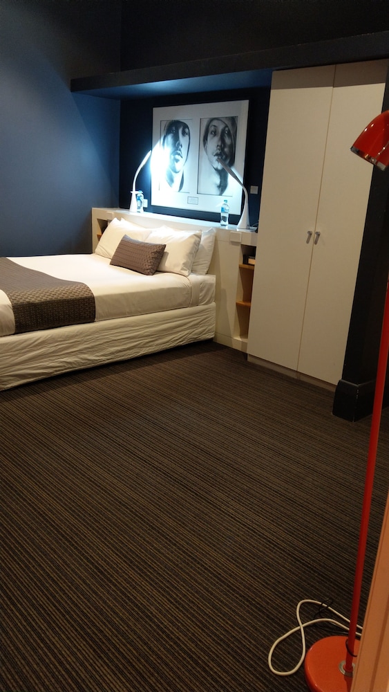 Tolarno Hotel 7/52