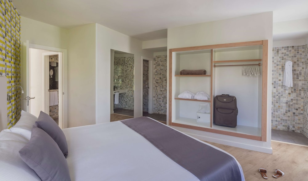 2 Bedrooms, Apartment, Single, Twin Beds, Double and Twin Beds, Sofa