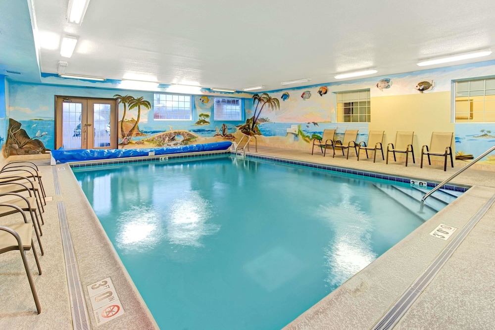 Super 8 by Wyndham Gurnee 1/17