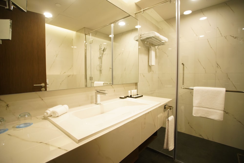 Standard, King Bed, C - Hotel and Suites Doha 2/2