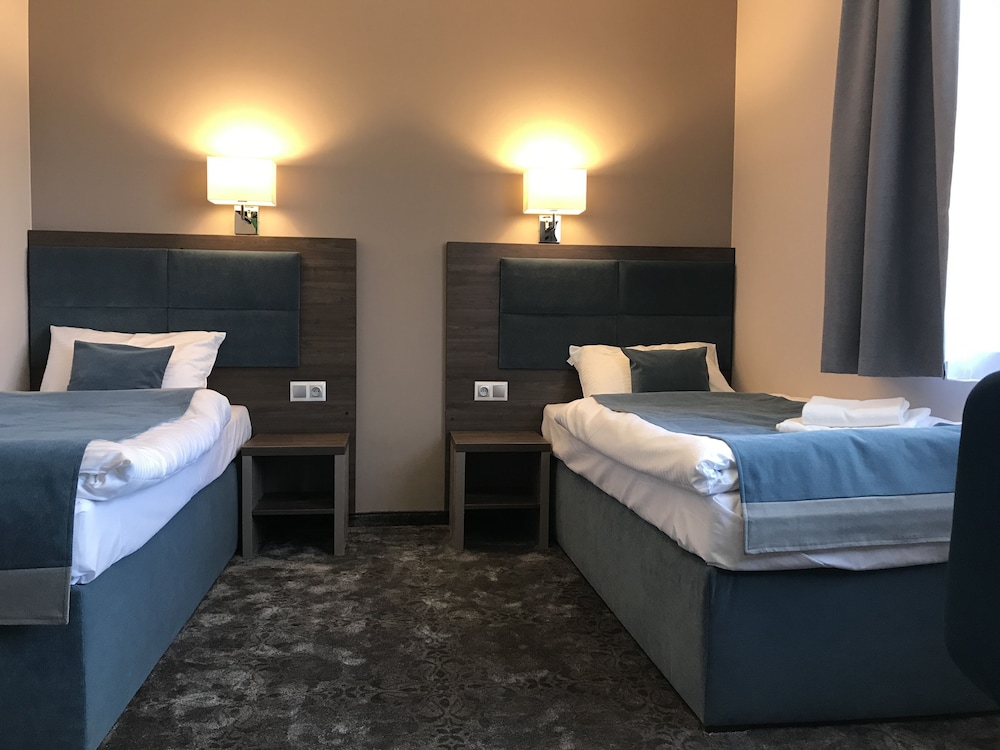 ROOM, TWIN BEDS