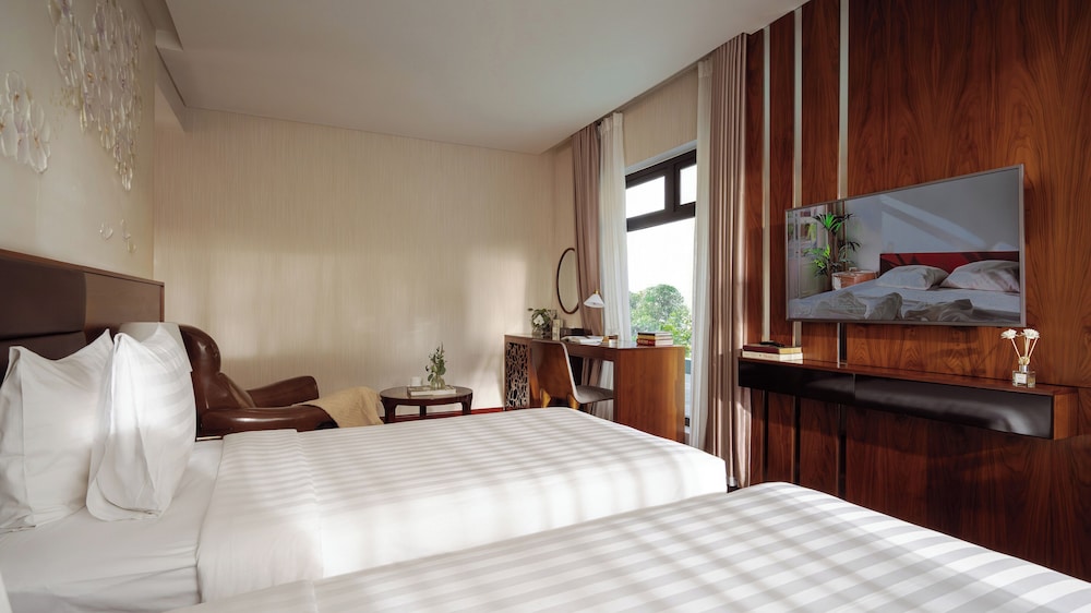 Superior, Twin Beds, Orchids Hotel Saigon 3/10