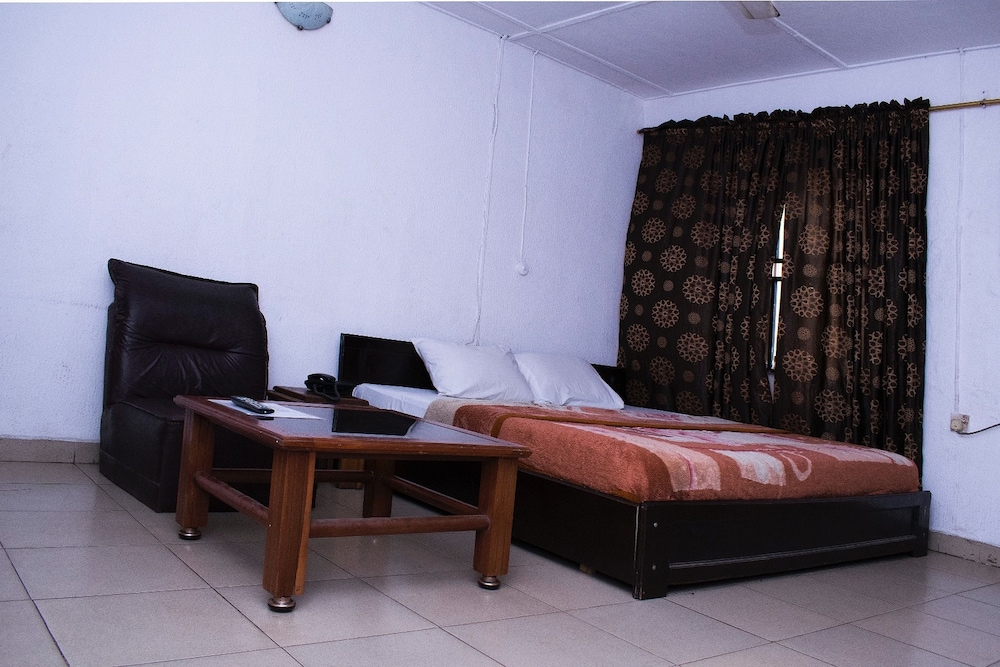 Day By Day Hotel 27/33