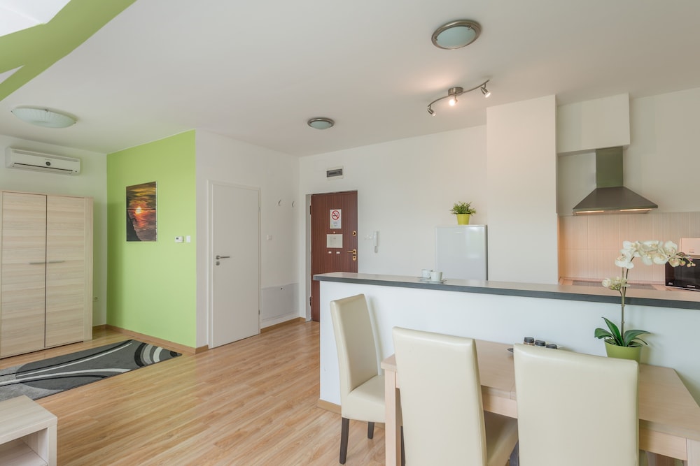 Corvin Plaza Apartments And Suites 6/54