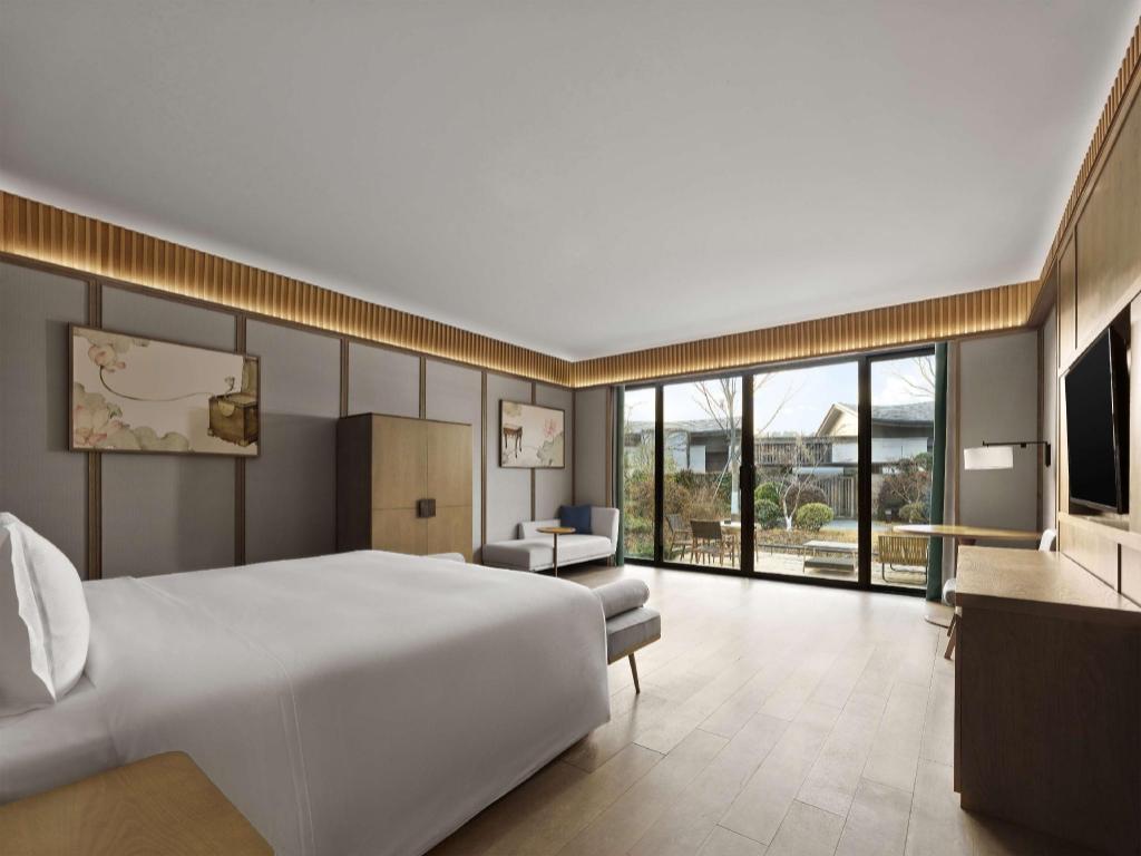 Deluxe, Family, King Bed, Hot Tub