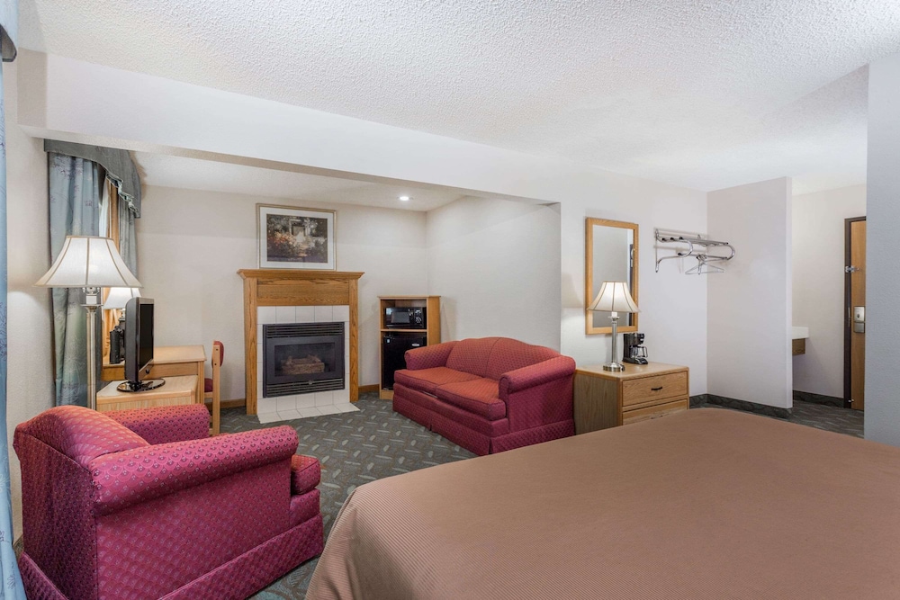 Super 8 by Wyndham Monroe WI 39/54