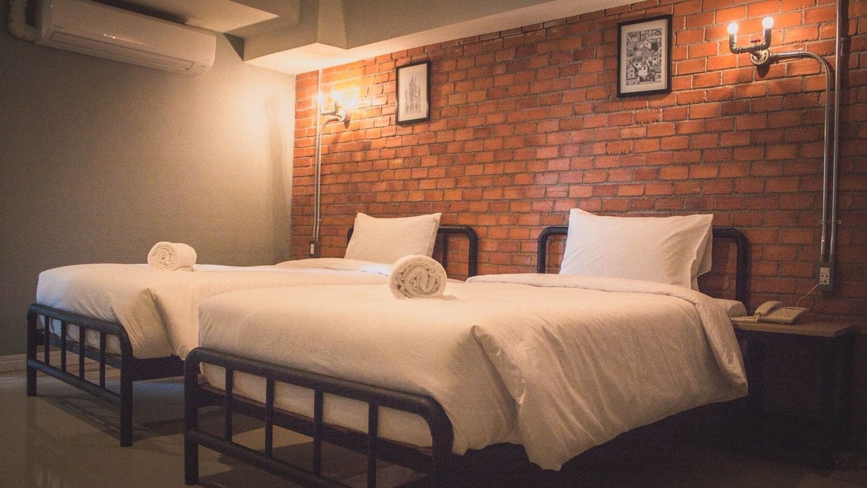 DELUXE, TWIN BEDS