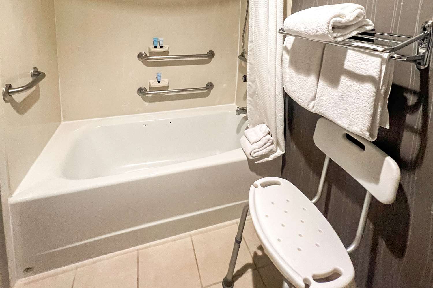 Country Inn & Suites by Radisson, Columbus-Edinburgh 20/20