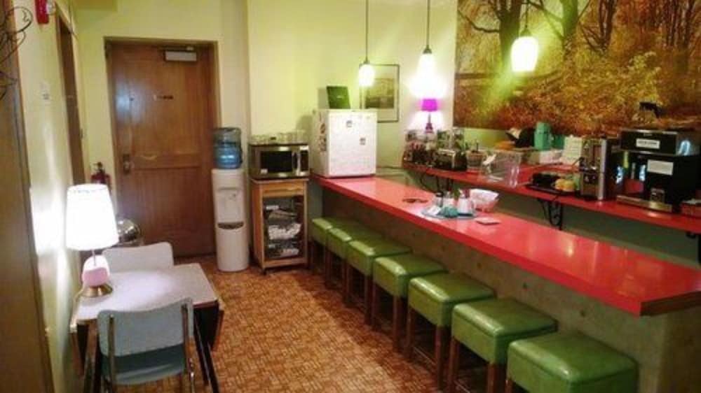 Holiday Music Motel 64/64