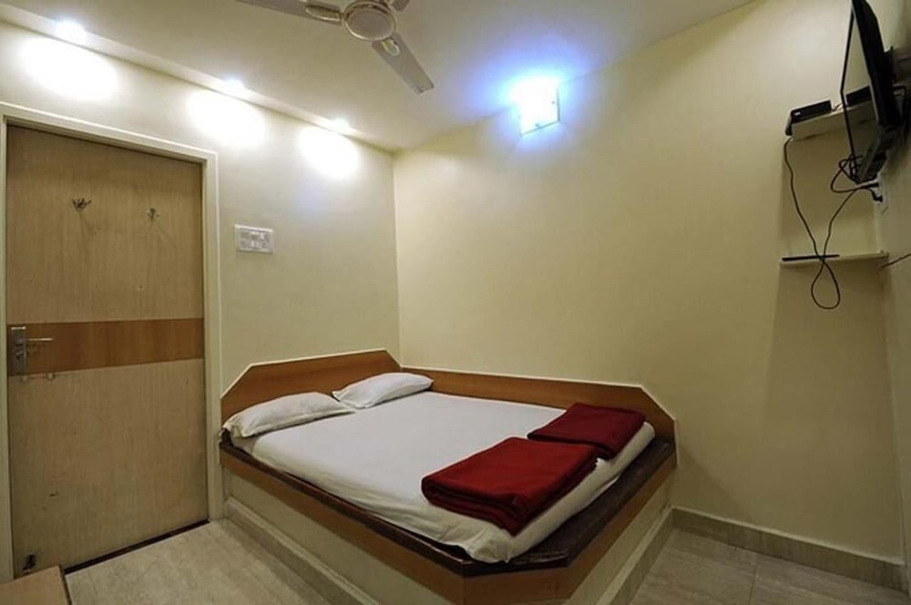 DELUXE, SINGLE, DOUBLE BED