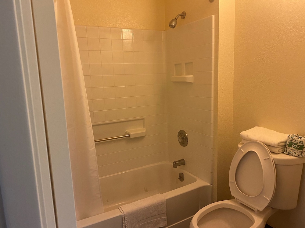 Budget Inn and Suites Stockton 21/55