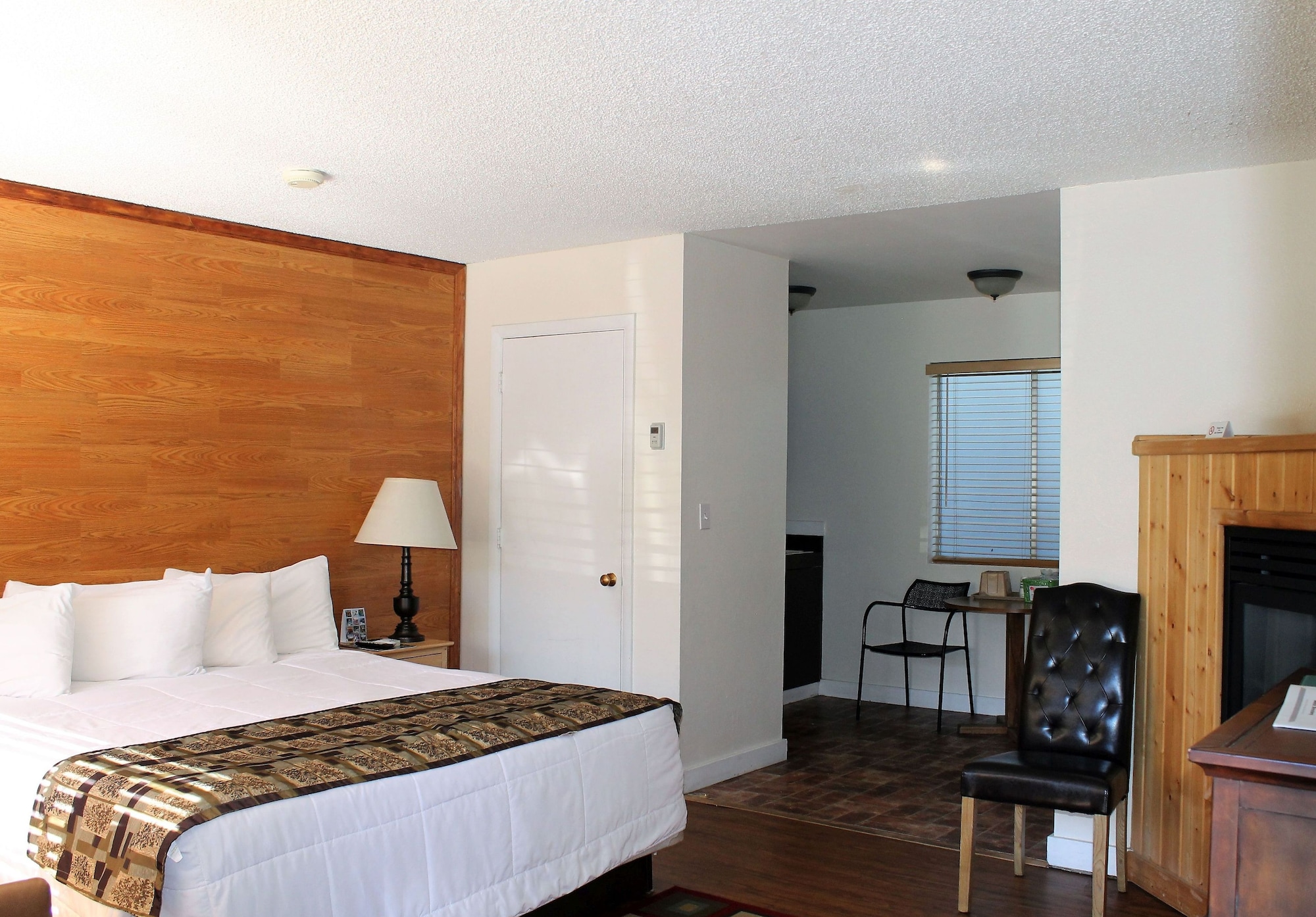 STUDIO, SUITE, KING BED, KITCHENETTE