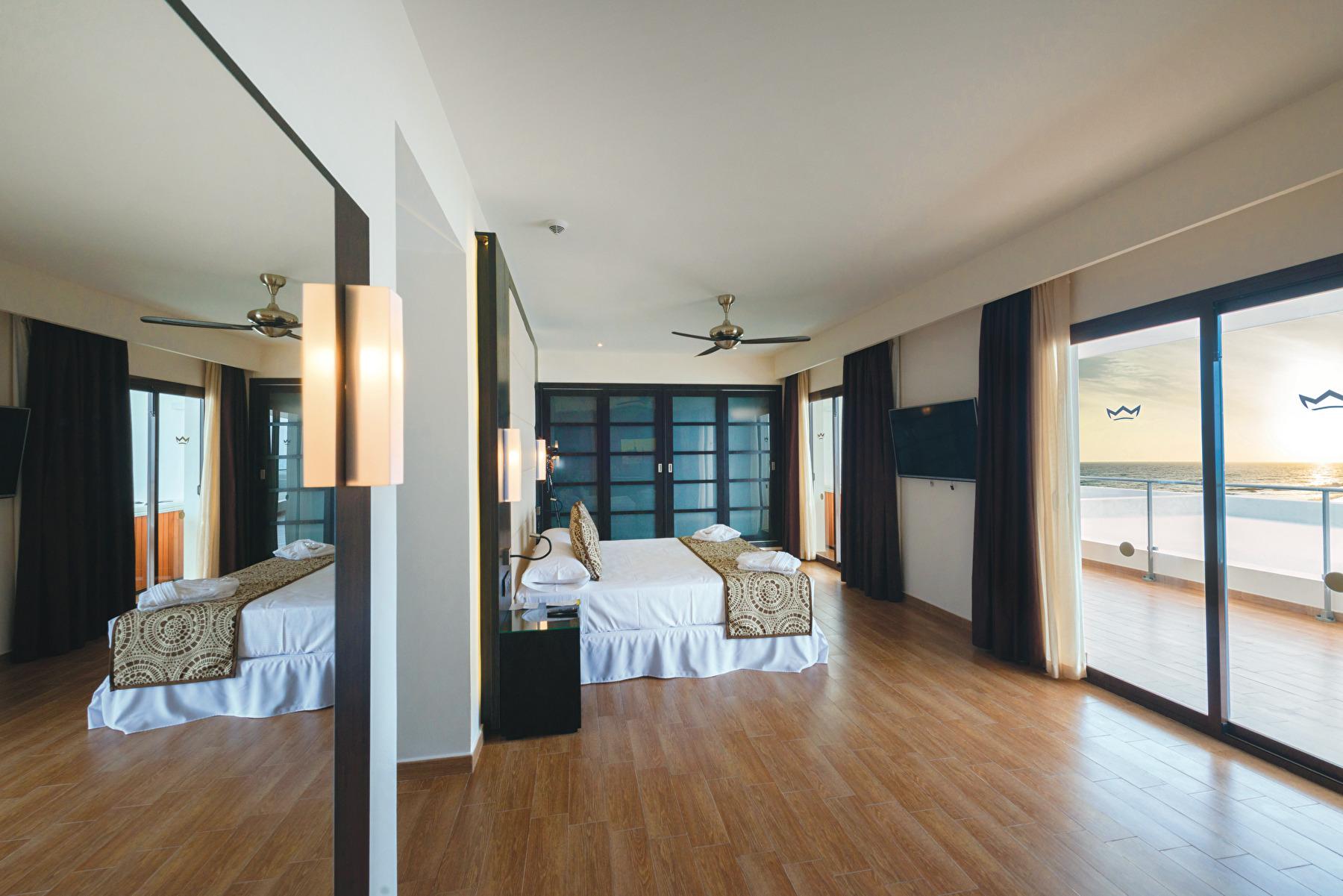 Senior, Suite, Hot Tub