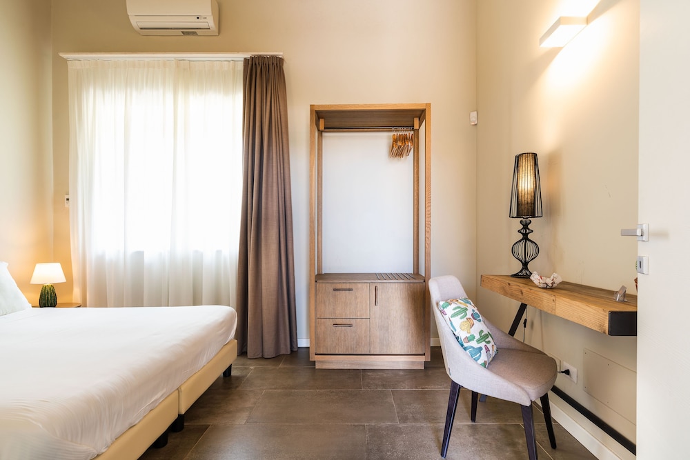 2 BEDROOMS, FAMILY SUITE, GARDEN AREA