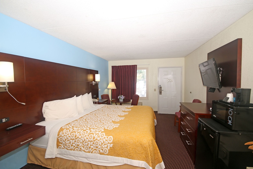 Hamilton Inn Jonesville I-77 17/24