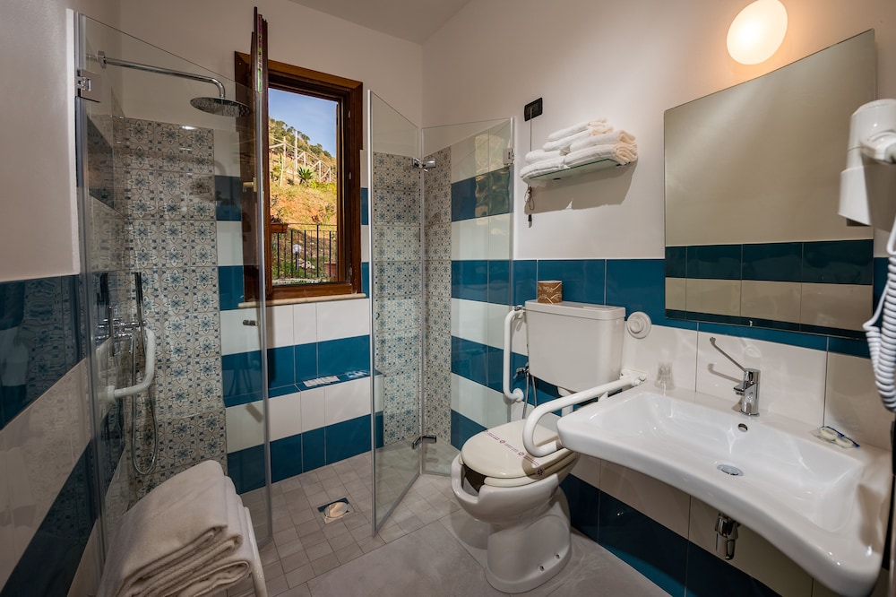 غرفة كلاسيكية ثلاثية بثلاثة أسرّة، HOTEL CALA MARINA 5/5