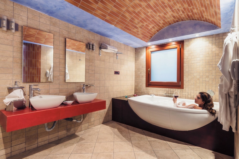Cosmos, Suite, Queen Bed, Hot Tub