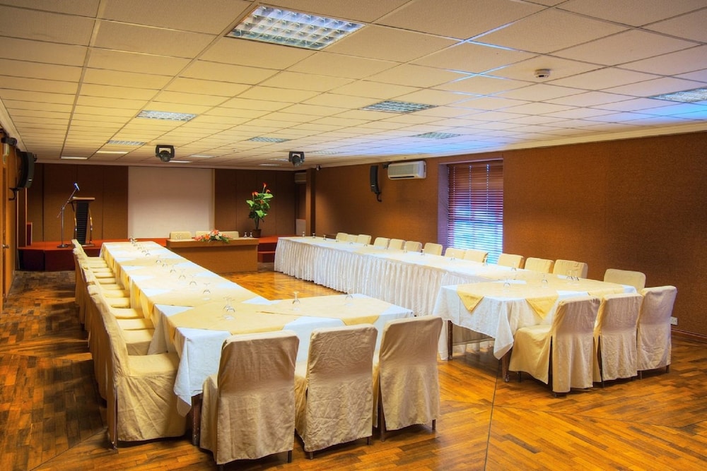 Gold Crest Hotel 64/71