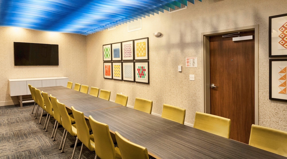 Holiday Inn Express Suites Dodge City 42/44