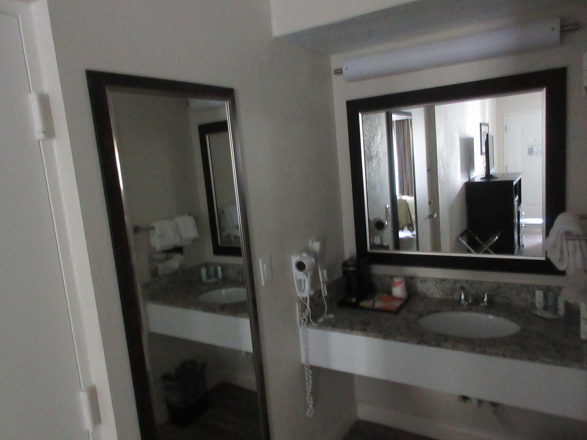 غرفة قياسية بسرير كينج مع أريكة، Quality Inn Palm Beach International Airport 6/7