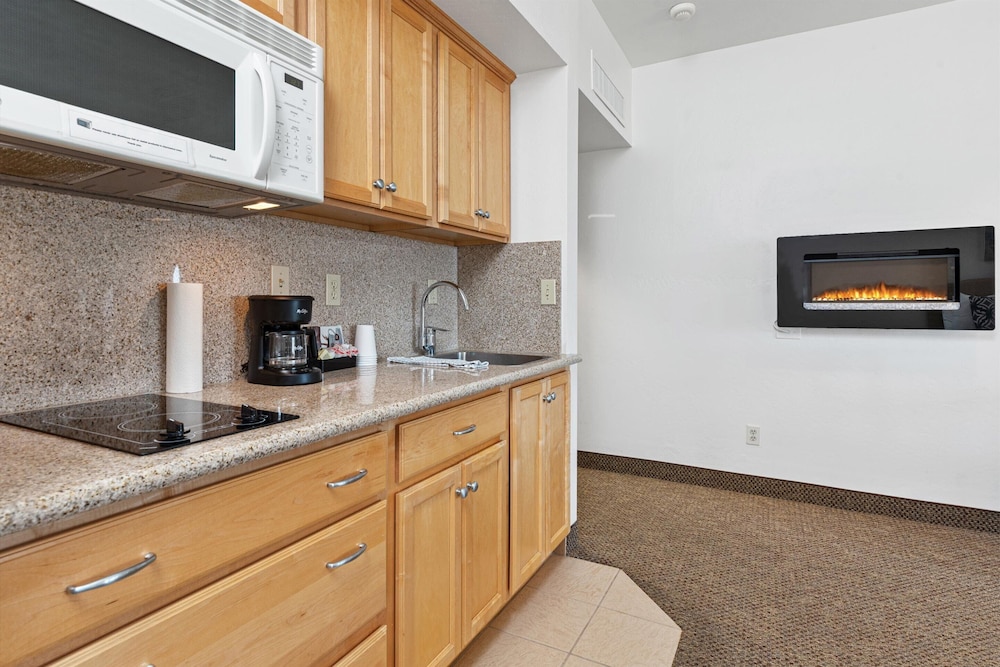 Beach House Inn & Suites 48/50