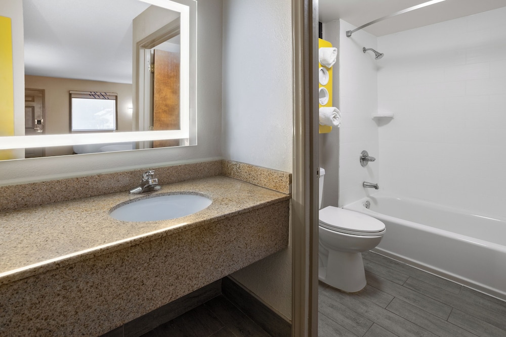 غرفة بسريرين مزدوجين للمدخنين، Days Inn By Wyndham Acworth 7/8