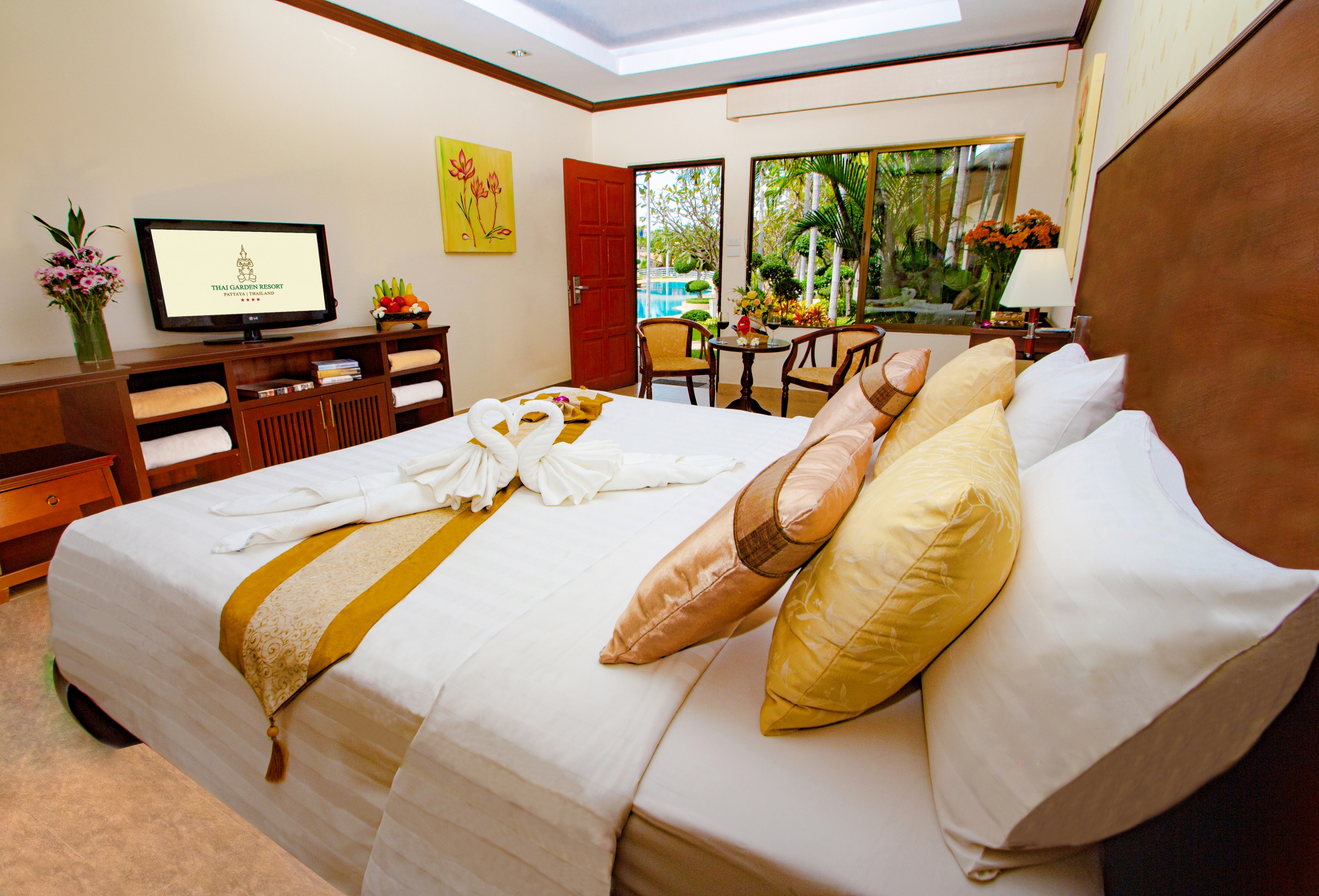 Deluxe Room Poolside (King)