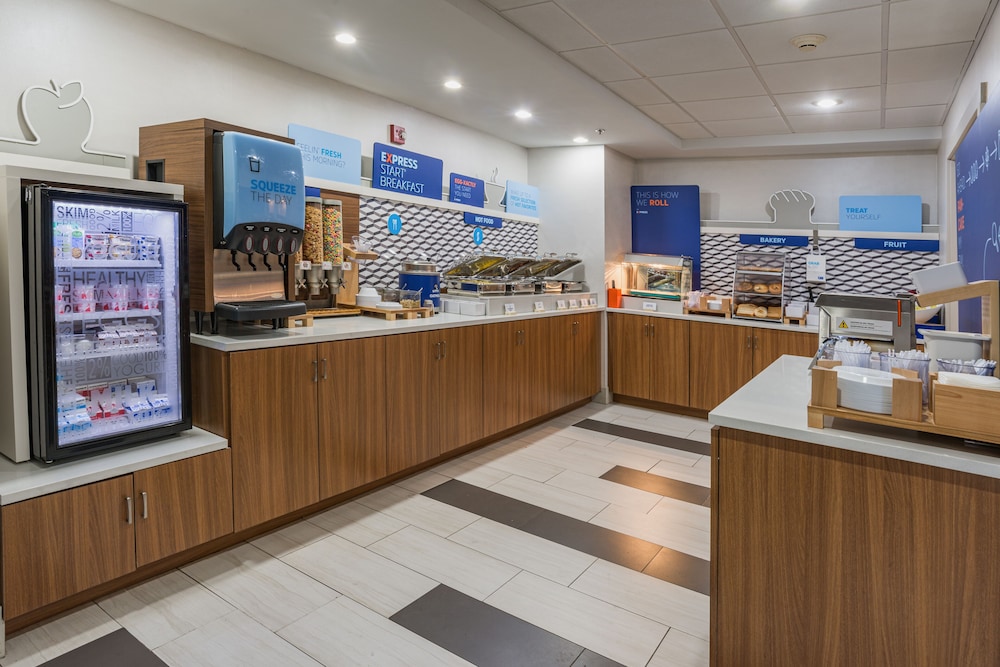 Holiday Inn Express Hotel And Suites Swansea 40/50