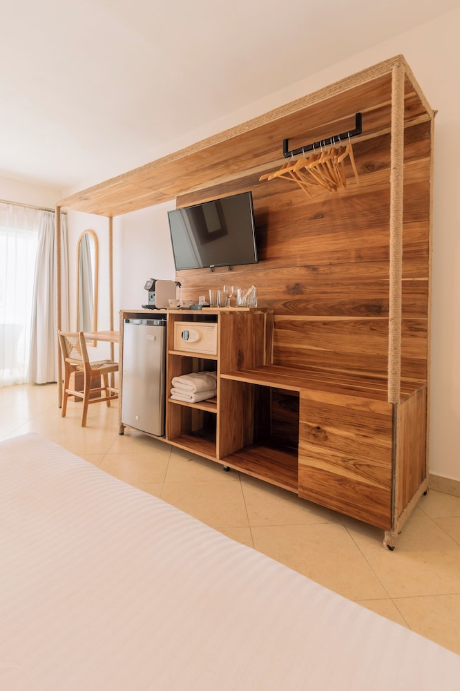 غرفة ديلوكس بسريرين كوين بشرفة بإطلالة جزئية على البحر، Hotel Santa Teresa 10/10