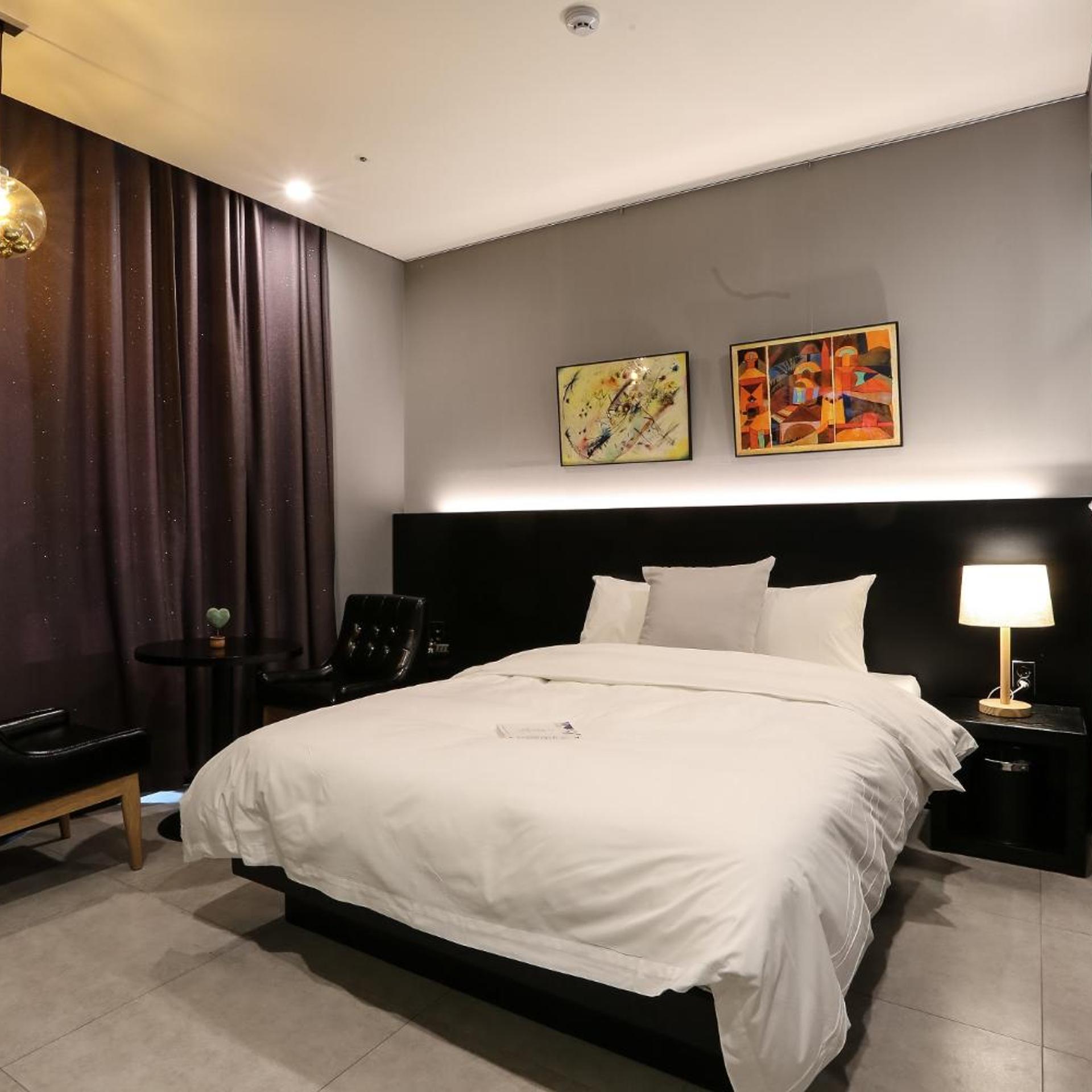 ROOM, DOUBLE BED