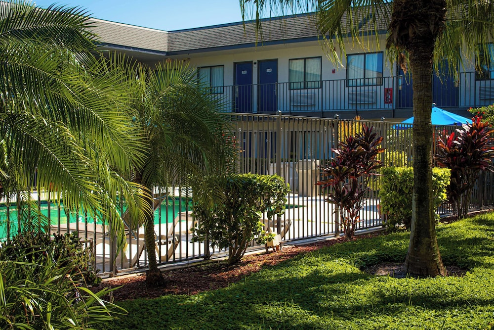 Motel6 Lantana/West Palm Beach, FL 52/60