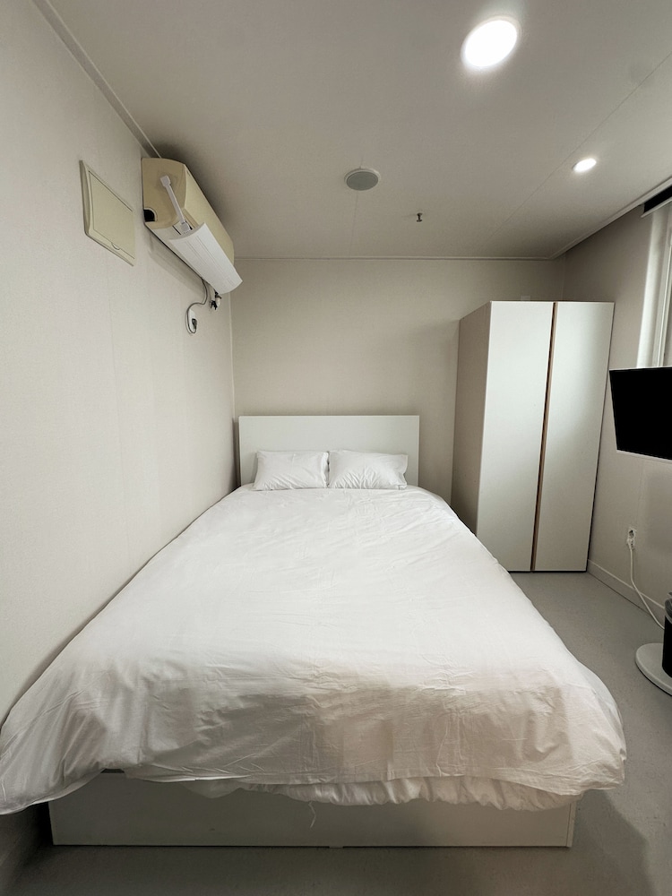 ROOM, DOUBLE BED