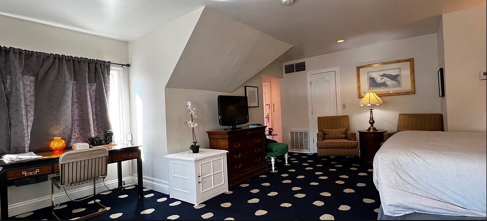 Classic, Suite, King Bed, The Sterling Hotel 2/2