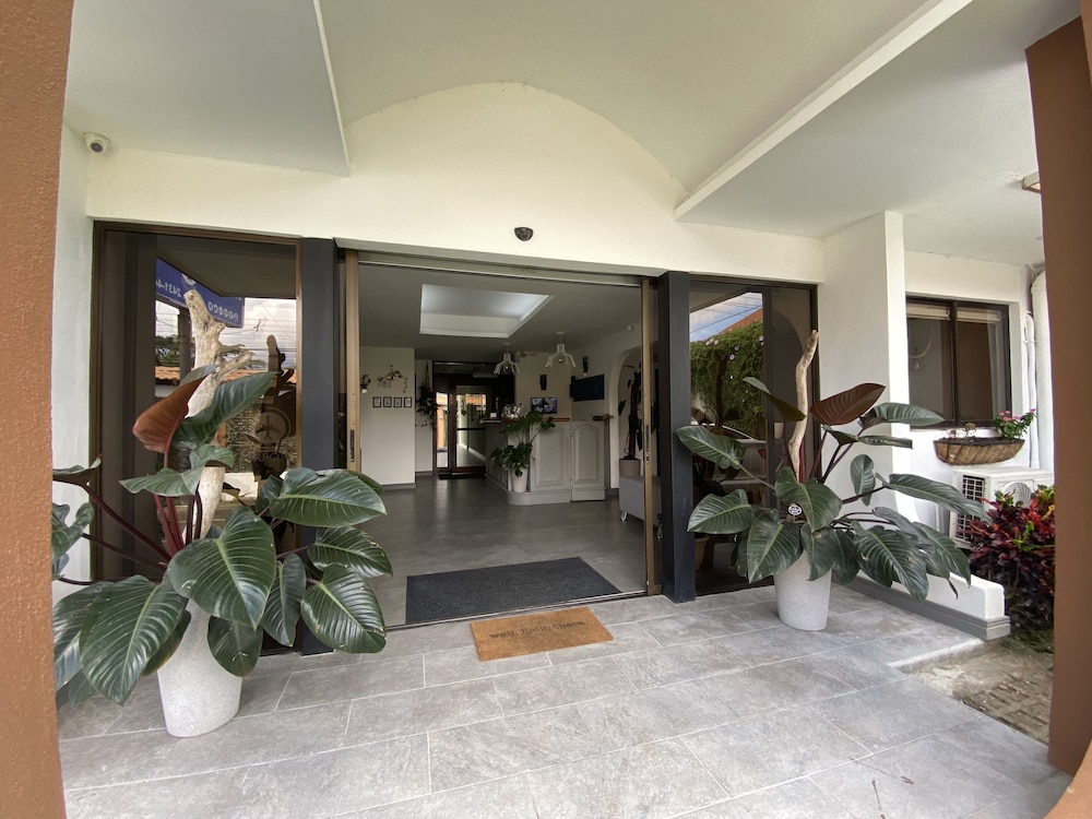 Berlor Airport Inn 5/50