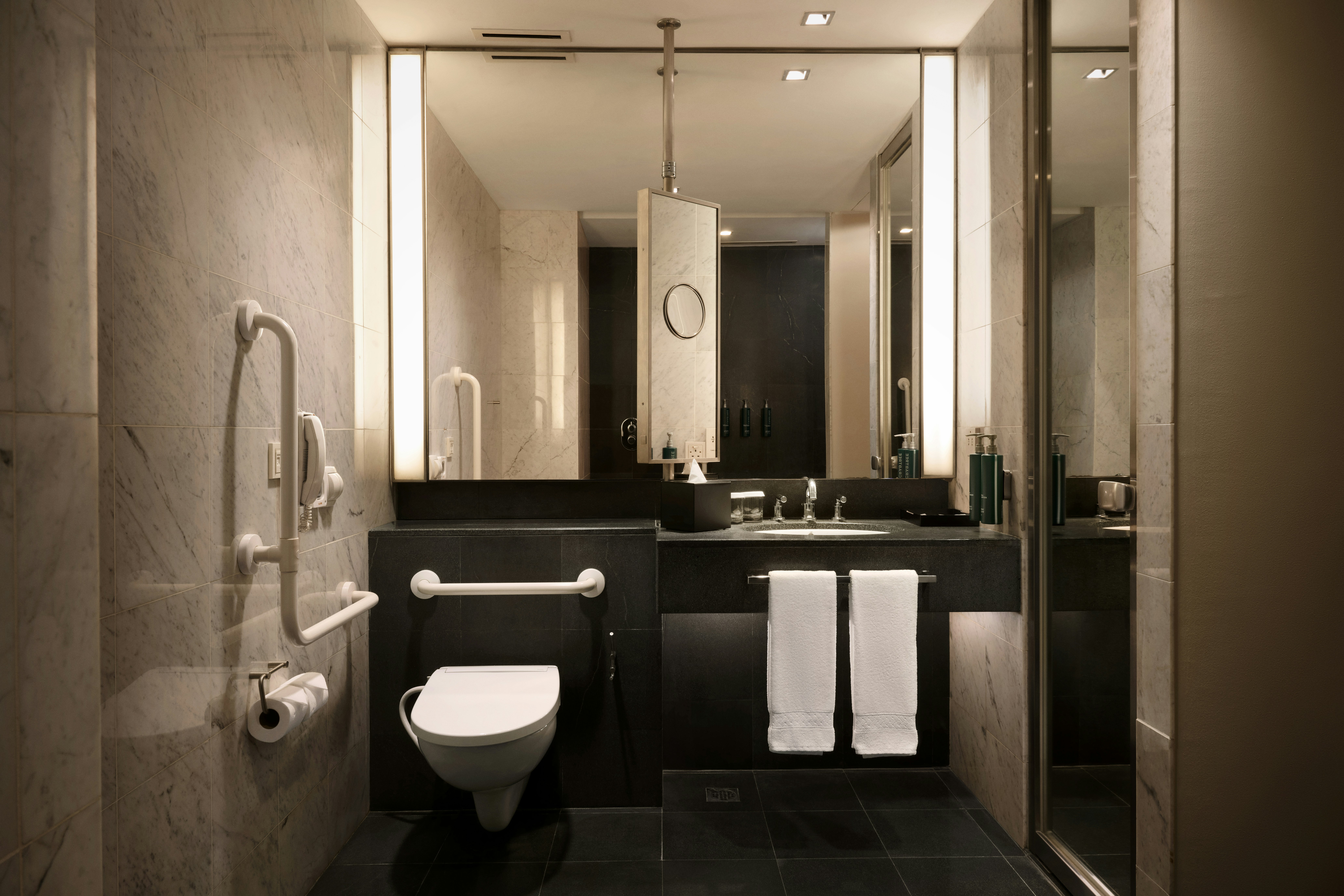 غرفة بسرير كينج بإطلالة على البحيرة لذوي الإعاقة، Hilton Kuala Lumpur 5/6