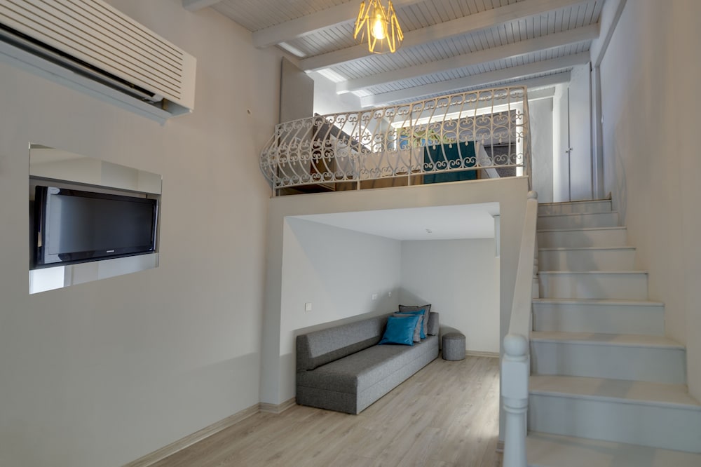 La Brezza Suite &amp; Hotel 37/63