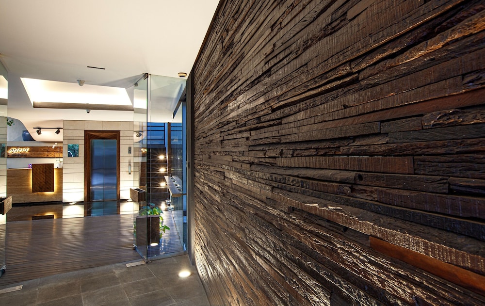 MIERS Kuningan, ARTOTEL Curated 16/38