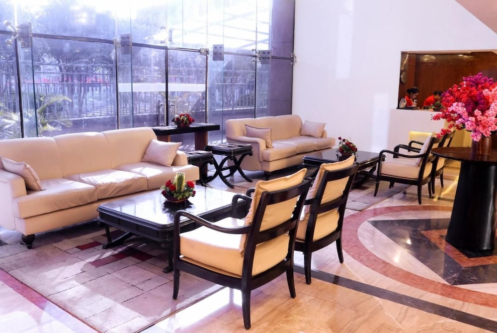 Le Lac Sarovar Portico 42/56