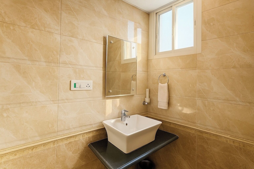 Crown Plaza Residency 32/35