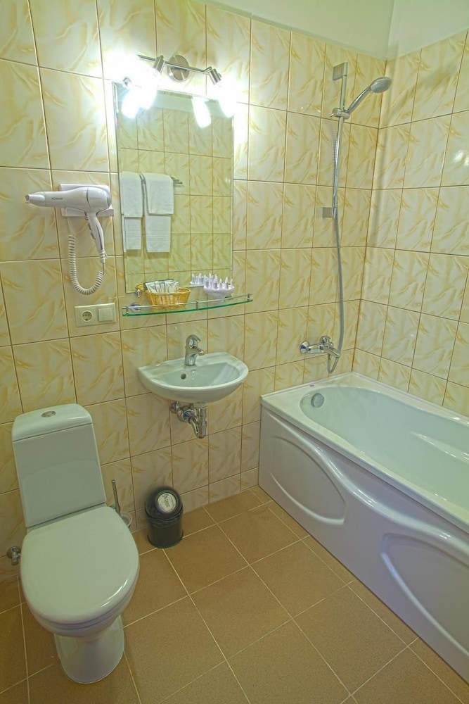 Monte Kristo Hotel 95/95