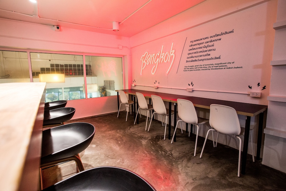 HQ HOSTEL SILOM 41/49