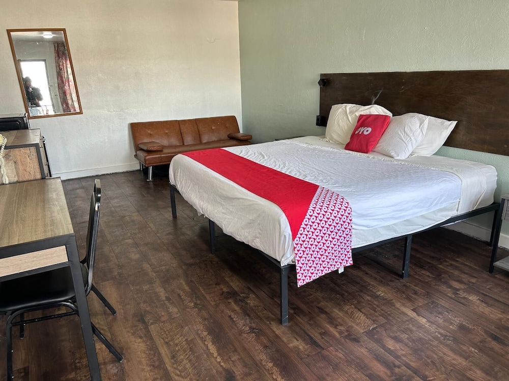 OYO Hotel Downtown Peoria I-74 31/58