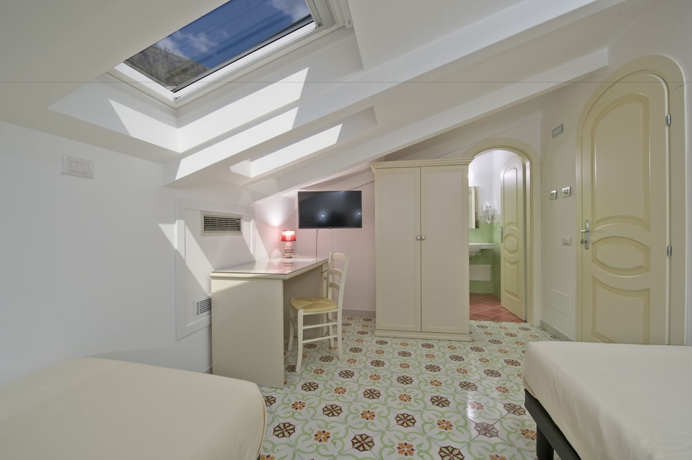 1 BEDROOM, STANDARD, TWIN BEDS