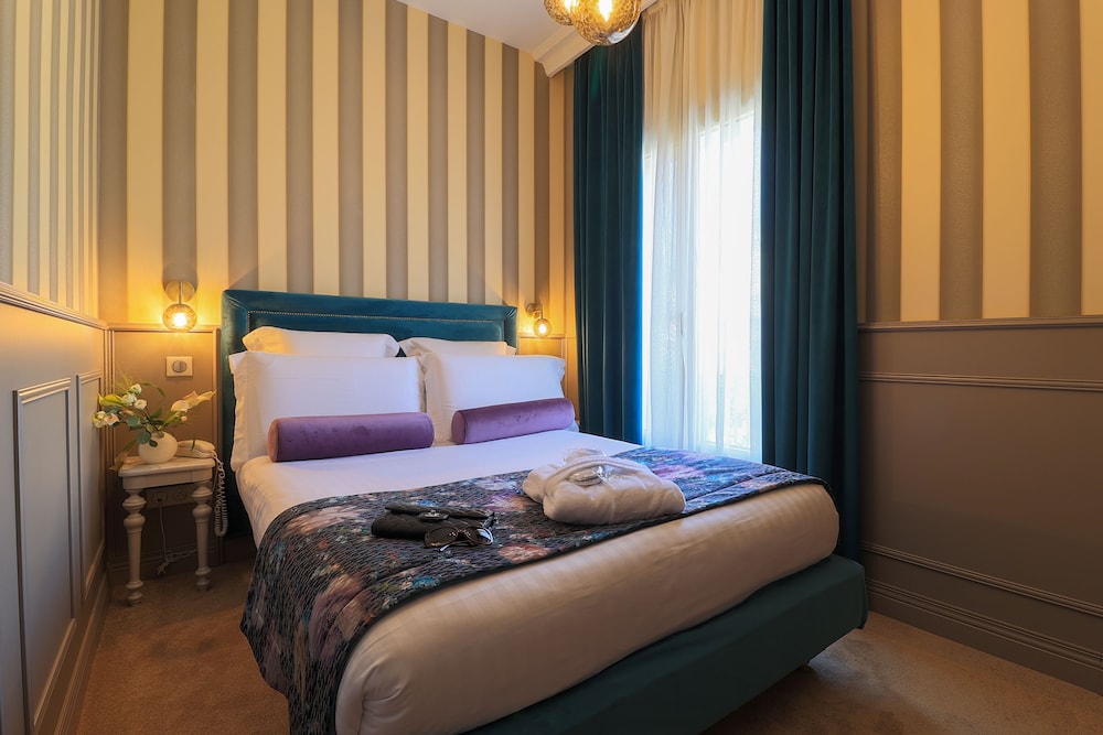 ROOM, SINGLE