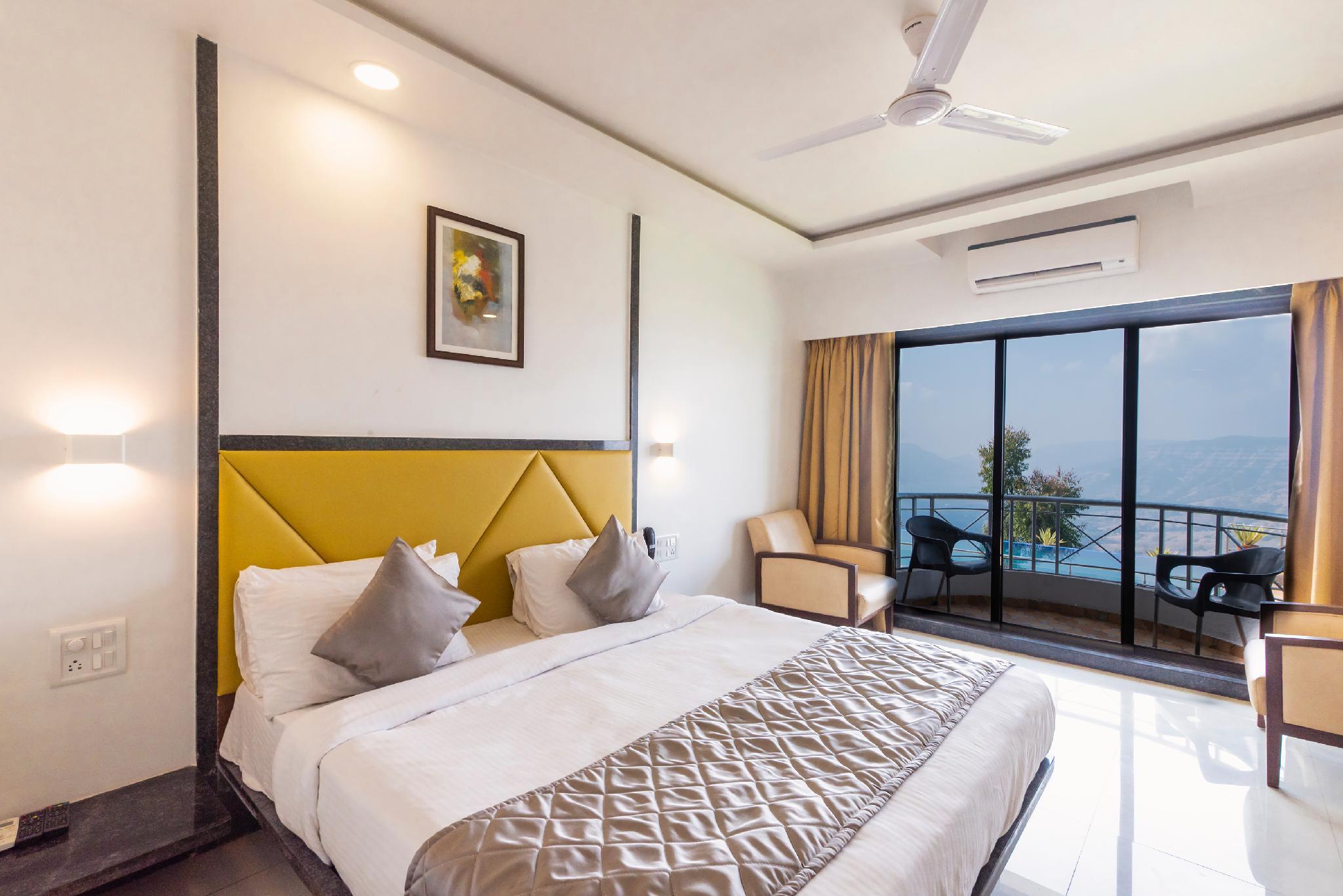 Deluxe, Queen Bed, Valley View