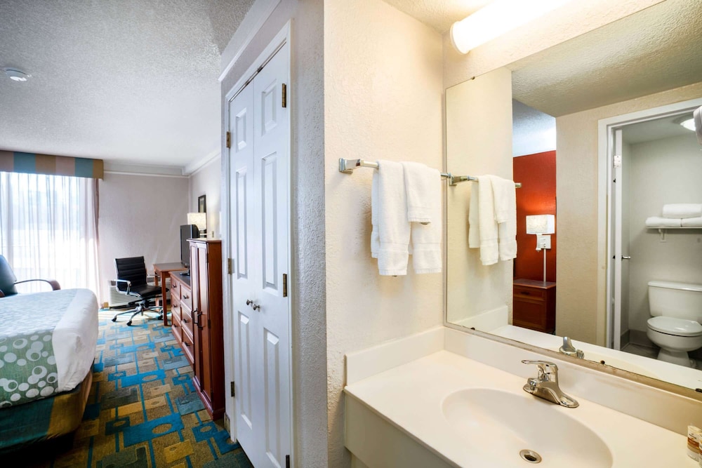 La Quinta Inn & Suites by Wyndham Nashville Airport/Opryland 17/38