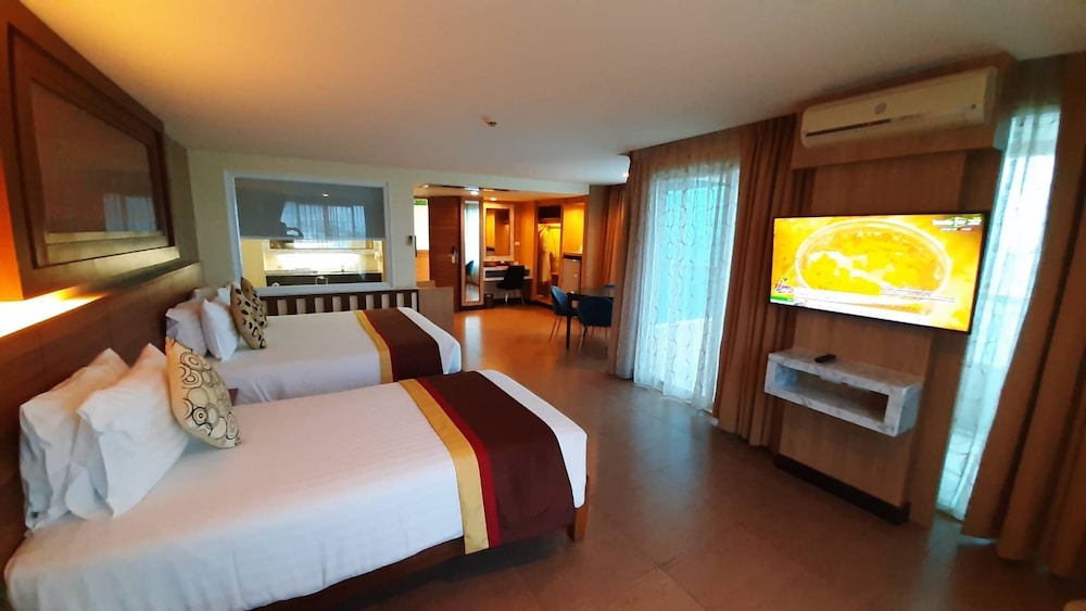 DELUXE, DOUBLE BED, CITY VIEW