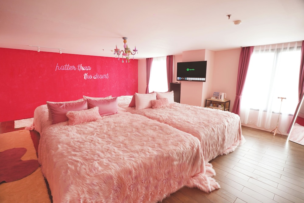 Bridal, Female Only, 4 King Beds