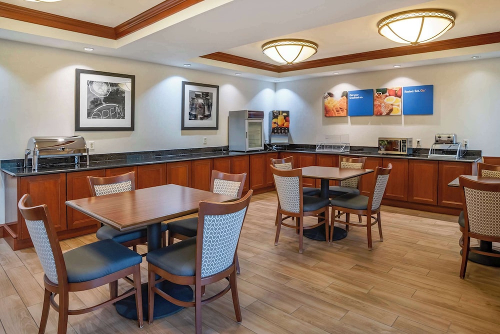 Comfort Inn Suites Newark Wilmington 42/65