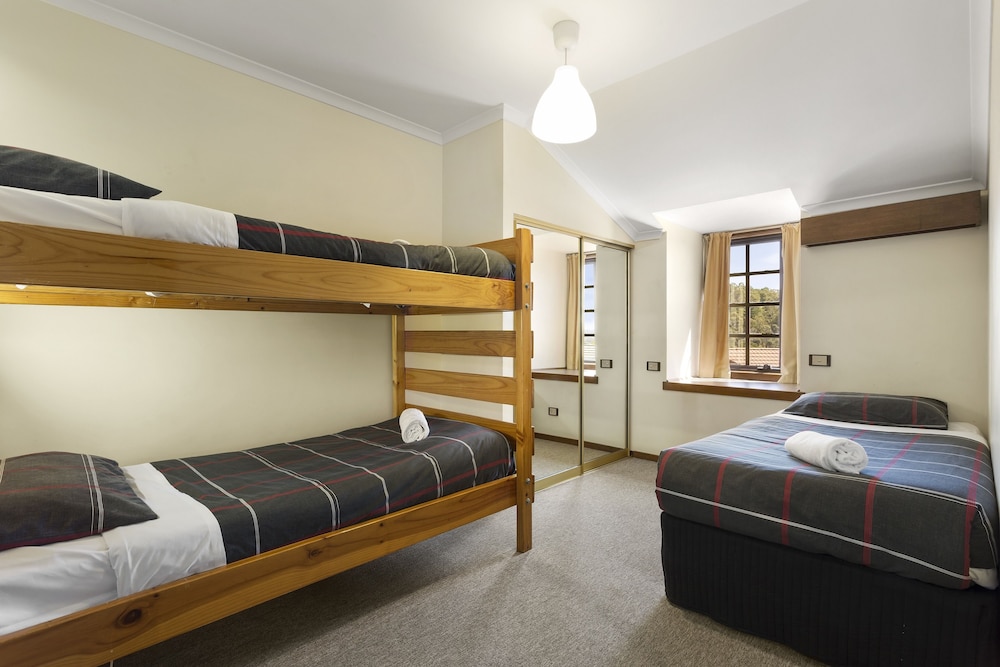 Village Family Motor Inn 16/47